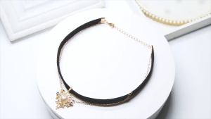 YIDAO🌸 พรีเมี่ยมภาษาฝรั่งเศสคำ Palace Vintage Golden Peach Heart กำมะหยี่สร้อยคอพร้อมจี้