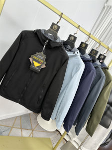 Outdoor Sports Mens Fleece Soft Shell Jacket Windproof Breathable Hiking Climbing Comfortable Hat Weather Resistant Coat