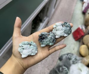 จี้แกะสลักปี่เซี่ย แกะแบบสองหน้า หยกเจไดต์