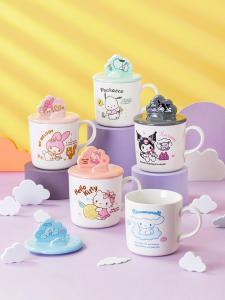 Hellokitty ถ้วยกาแฟเซรามิก ดีไซน์น่ารักพร้อมฝาปิด ที่วางโทรศัพท์มือถือ ถ้วยดื่มน้ำสำหรับผู้หญิง ใช้ในบ้าน ถ้วยดื่มน้ำลายการ์ตูน