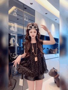 เสื้อยืดผ้าชีฟองลายดอกไม้แขนสั้นผู้หญิงทรงหลวม ปกโปโลสีดำ ทรงเข้ารูป เสื้อผ้าทำงานฤดูร้อน คอลเลกชันใหม่