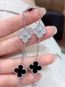 AHOURR สร้อยข้อมือโคลเวอร์สี่ใบนำโชคเหล็กไททาเนียมไม่มีการซีดจางสร้อยข้อมืออเนกประสงค์สร้อยข้อมือระดับไฮเอนด์