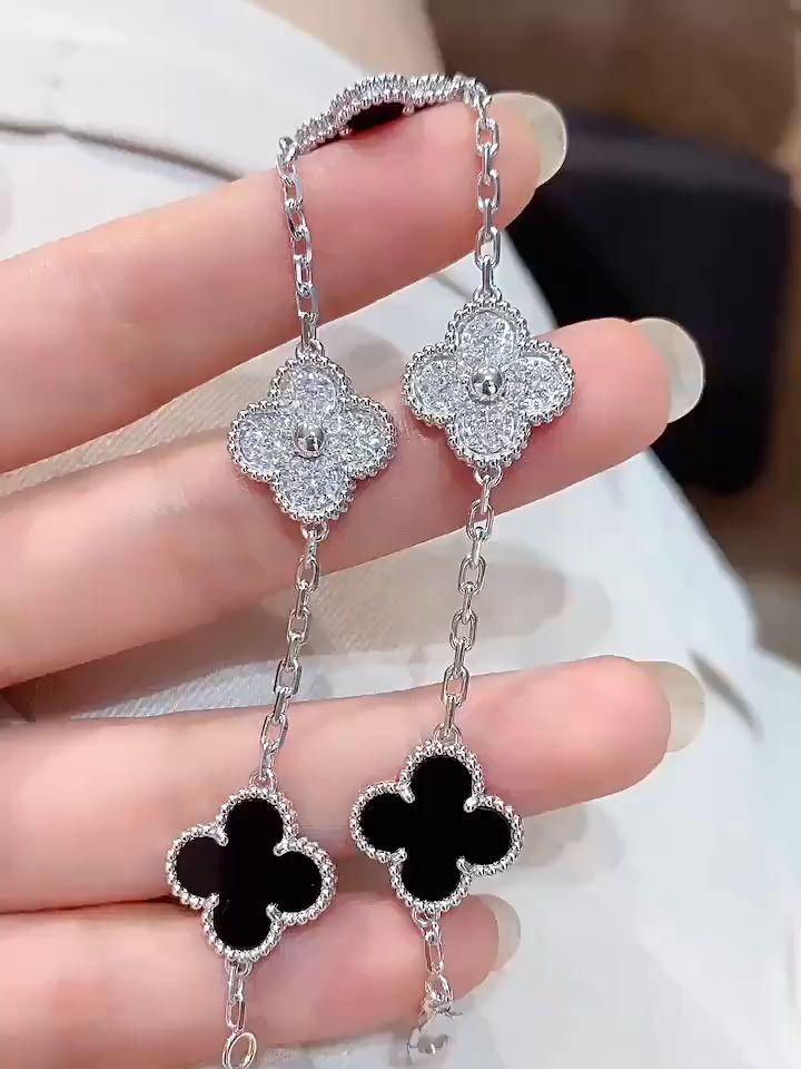 AHOURR สร้อยข้อมือโคลเวอร์สี่ใบนำโชคเหล็กไททาเนียมไม่มีการซีดจางสร้อยข้อมืออเนกประสงค์สร้อยข้อมือระดับไฮเอนด์