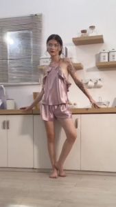 Đồ bộ mặc nhà WANNABE BSS22 đồ bộ quần sọt mặc với áo cổ yếm phối bèo gợn sóng lưng áo cut out trang trí dây khoe lưng