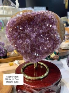 Natural Amethyst Heart Each piece sparkles with its own unique 天然紫水晶爱心 每一颗都拥有独一无二的晶花闪耀,