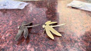 Chuồn chuồn bằng đồng phong thủy 2 màu vàng và nâu giả cổ DxR: 9.4cmx6.4cm nặng 35g