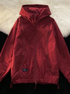 เสื้อแจ็คเก็ตกันน้ำฤดูใบไม้ผลิและฤดูใบไม้ร่วงสำหรับผู้ชาย ทรงหลวม ลำลอง ขนาดใหญ่ ป้องกันน้ำ ปีนเขา แจ็คเก็ตกันฝนสีแดง