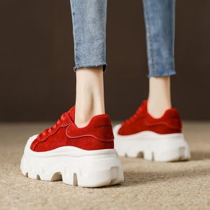 รองเท้าผ้าใบส้นสูงหนังแท้สีแดงสำหรับผู้หญิง รองเท้าผ้าใบทรงหัวมนแบบสวมสบาย รองเท้าผ้าใบสไตล์ย้อนยุคสำหรับฤดูใบไม้ร่วง/ฤดูหนาว