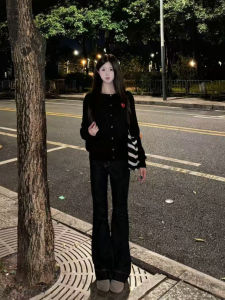 เสื้อคาร์ดิแกนถักยาวทรงเข้ารูปสำหรับผู้หญิงในฤดูใบไม้ร่วง ทรงหลวม แขนยาว สีดำ ดีไซน์ลายรูปหัวใจ