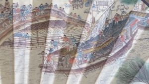 พัดจีนโบราณไม้ไผ่ 13นิ้ว ภาพพื้นที่บริเวณรอบแม่น้ำในเทศกาลชิงหมิง พัดจีน ตกแต่งบ้าน เป็นของขวัญดี