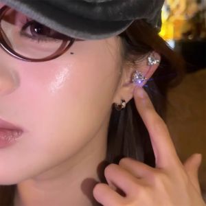 Exquisite Glitzy Heart Zircon Earring Womens Niche Design Luxury Sensation No Piercing Clip-On Earrings Fashion Jewelry