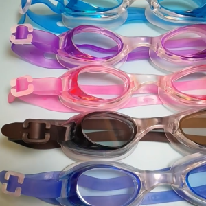 แว่นตาว่ายน้ำ แถมที่อุดหู HD ป้องกันหมอก เลนส์ ใช้ได้ชายและหญิง แว่นตาว่ายน้ําผู้ใหญ่ แว่นกันน้ํา