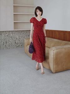 MIUCO | Đầm Trà V-Neck Họa Tiết Hoa Đỏ Retro Elegance Mùa Hè