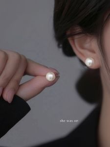 Elegant Pearl Stud Earrings Womens Hoop Earrings High Brightness Fashionable Ear Jewelry Carved Design Korean Style