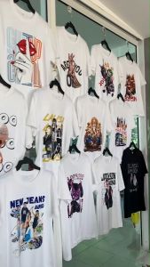 สกรีน DTF ราคาถูกสมบูรณ์ เสื้อยืดพิมพ์แม่นยำ รับออกแบบรายเสื้อและพิมพ์ DTF