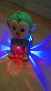 Khỉ con chạy pin biết nhảy có đèn phát sáng và có nhạc hát vui nhộn cho bé dắt đi dạo