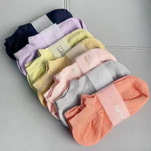 CEEKEY ถุงเท้าเด็กสีลูกกวาดถุงเท้าสตรีเรือสั้น ถุงเท้าสั้นสีทึบที่เรียบง่ายสำหรับผู้หญิง ถุงเท้าผ้าฝ้ายตาข่ายระบายอากาศ