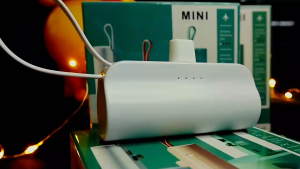 Mini Powerbank 2in1 20000mAh Portable Fast Charging Power Bank For iPhone/Type-C Lipstick Size Pocketable Mobile Phone Holder Micro Built In Cable