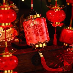 🔥2025 CNY🔥โคมไฟแบบถือสุดสร้างสรรค์พร้อมพู่ไฟฉายการตกแต่งในเทศกาลฤดูใบไม้ผลิโคมไฟแบบแขวนสีแดงแบบดั้งเดิมของตรุษจีน