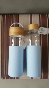 Bình nước thủy tinh Inochi 500ml nắp tre vỏ bọc silicon chịu nhiệt an toàn  - màu xanh không quai