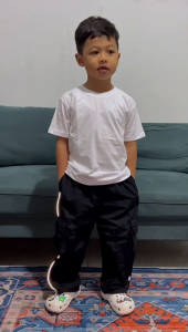 Celana Cargo Panjang Plat Menyala Parasut Crinkle Basic Black untuk Anak-Anak 2-13 Tahun Bahan Katun Nyaman dengan 4 Saku dan Karet Pinggang Elastis