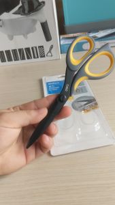 Kéo Deli cao cấp chất liệu thép không gỉ tiện dụng có thể dùng cho nhà bếp