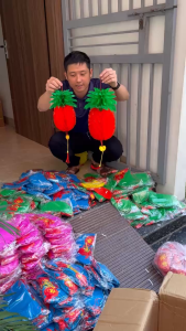 Đèn lồng quả dứa loại Dày trang trí tết trang trí ngoài trời bền chắc chống mưa và nắng.