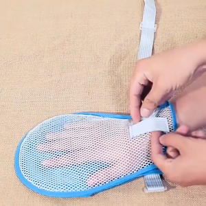 Karol.mall  ถุงมือกันดึง กันเกา ถุงมือผู้ป่วยติดเตียง พร้อมสายรัดติดเตียง90cmในตัว ถุงมือป้องกันตนเอง การเสียดสี การระบายอากาศ การควบคุมความปลอดภัย ถุงมือ ยามผู้สูงอายุ ยามมือ เข็มขัดนิรภัย