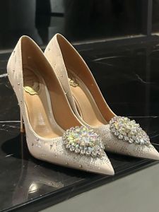 รองเท้าส้นสูงประดับคริสตัลสำหรับผู้หญิง สไตล์ใหม่ปี 2025 ทรงดอกไม้ ส้นบาง รองเท้าส้นเดี่ยว สวมใส่ไปงานปาร์ตี้ รองเท้าแฟชั่นสำหรับผู้หญิง