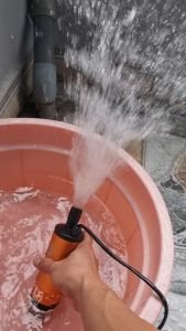 Máy bơm dầu diezen mini Komax loại bơm chìm dùng pin lithium máy công cụ điện áp 21V công suất 80W. Kiểu chân pin makita