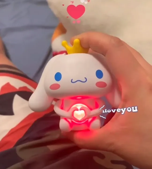 ตุ๊กตา SR จัดส่งจากกรุงเทพ พูดได้ ซินามอโรล Cinnamoroll มีไฟเรืองแสง พวงกุญแจพูดได้ ของเล่นคู่ จี้การ์ตูน A doll that expresses love ของขวัญ