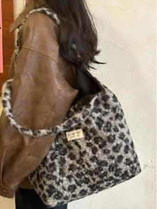 กระเป๋าถือลายเสือดาวย้อนยุคสไตล์ใหม่ กระเป๋าถือทรงลำลองขนาดใหญ่ กระเป๋าถือขนสัตว์แฟชั่น สไตล์เกาหลี กระเป๋าถือทรงถุง