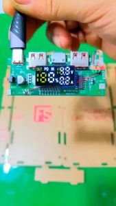 Box Sạc Mica dùng pin 18650 sử dụng mạch sạc nhanh 22.5W QC 3.0  hiển thị dòng điện ( không bao gồm mạch)