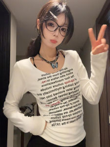 เสื้อยืดคอกลมแขนยาวพิมพ์ลายหวานและเผ็ดร้อนสำหรับผู้หญิงในฤดูใบไม้ผลิและฤดูใบไม้ร่วง เสื้อชั้นในทรงเข้ารูปสั้นสำหรับใส่ลำลองในฤดูใบไม้ผลิ