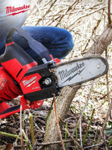 Milwaukee | Cordless Handheld Chainsaw for Logging Trees