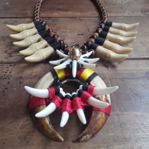 Kalung Etnik Taring Variasi Tengkorak Aksesoris Pakaian Adat Dayak