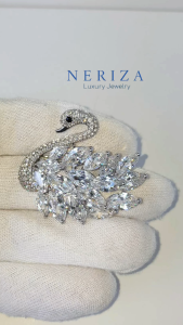 Neriza Jewelry เข็มกลัดหงษ์ประดับเพชรเกรดพรีเมี่ยม ประกายไฟเทียบเท่าเพชรแท้ จัดส่งพร้อมกล่อง รหัส NP018