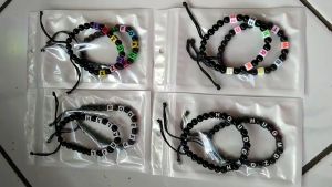 1 LUSIN GELANG HURUF WARNA - WARNI / GELANG TANGAN WANITA PRIA ANAK / GELANG MANIK MOTE