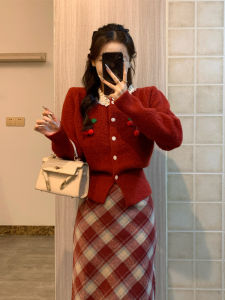 ชุดเสื้อสเวตเตอร์สีแดงสำหรับงานแต่งงานและงานปีใหม่ในฤดูหนาว เสื้อผ้าทำงานสไตล์เกาหลี สไตล์ลำลอง แขนยาว ทรงเข้ารูป เอวสูง