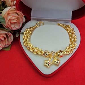 สร้อยข้อมือทองห้อยหัวใจดาว ลายเกล็ดแก้วหนามทุเรียน ความยาว 7-8 นิ้ว เทียบเท่า 5 บาท ชุบทอง ทำจากทองเหลือง งานสวย