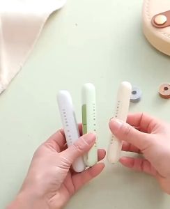 [HCM] Dụng Cụ Xỏ Kim Chỉ  Cắt Chỉ 2 Trong 1 Giao -GL314