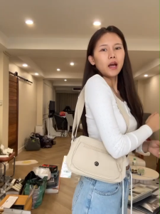 LINGKY กระเป๋าสะพายผู้หญิง ผ้าร่มสปอร์ต น้ำหนักเบา ขนาด 8" มี 4 ซิป ช่องจัดของเยอะ สายปรับได้ ซับในอย่างดี (LU 99071)