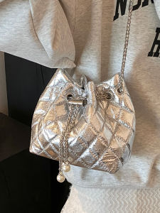 กระเป๋าสะพายข้างทรงถังสีเงินลายสี่เหลี่ยมจัตุรัสสำหรับผู้หญิง กระเป๋าสะพายไหล่ข้างเดียว กระเป๋าสะพายข้าง กระเป๋าถือ PU ทรงกลม ขนาดเล็ก