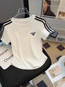 เสื้อยืดคอกลมแขนสั้นทรงเข้ารูปสไตล์ย้อนยุคอเมริกันสำหรับผู้หญิง ฤดูร้อนใหม่ ทรงเข้ารูป เสื้อชั้นในลายยับย่น เสื้อผ้าทำงาน