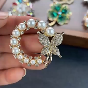 Indo 1866 - Bros Mutiara Wanita Motif Kupu-Kupu Elegan / Bros Aksesoris Mutiara Desain Butterfly