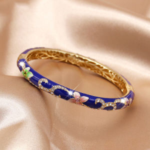 กำไลข้อมือสีฟ้าจิ่งไท่ฟางปักกิ่งยางทองแดงแบบดั้งเดิมสำหรับผู้หญิงลายดอกไม้ติดกระดุมแบบเรียบสดใสแฟชั่นสไตล์ชนเผ่าเคลือบสีแบบกลมเล็กสำหรับผู้หญิง