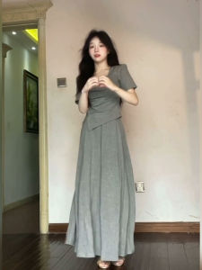 Xzy/Xin Zhengyan Slightly Oversized Girls Commuting Figure Flattering Summer Wear a Set of Gray T-Shirt Tops Skirt Suit