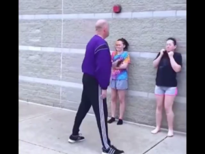 สเปรย์ป้องกันหมาป่าสไตล์พวงกุญแจแบบพกพา สาวๆ สามารถพกพาพวงกุญแจติดตัวไปได้ พร้อมส่ง