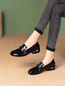 รองเท้า Loafers หนังแท้ ทรงหัวมน สำหรับผู้หญิง ฤดูใบไม้ผลิ 2024 รองเท้าส้นแบนหุ้มข้อแบบสวมสบาย พื้นยาง รองเท้าแฟชั่นสำหรับผู้หญิง