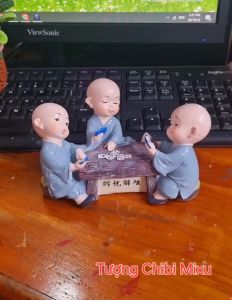 Tượng chú tiểu áo xanh mẫu 03 chú chơi đánh bài